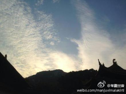 南海普陀山观音大士在长空手持杨枝白玉瓶,现出白衣大身宝相加持信众 南海普陀山观音大士在长空手持杨枝白玉瓶,现出白衣大身宝相加持信众