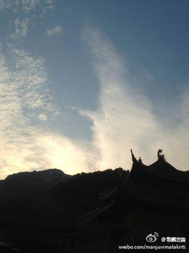 南海普陀山观音大士在长空手持杨枝白玉瓶,现出白衣大身宝相加持信众 南海普陀山观音大士在长空手持杨枝白玉瓶,现出白衣大身宝相加持信众