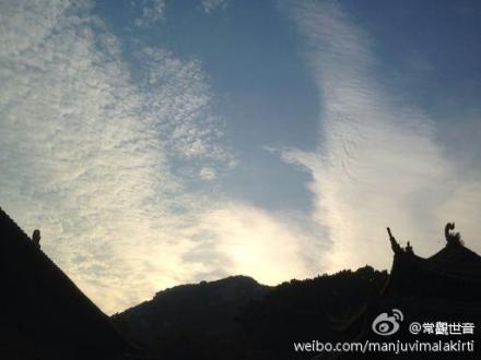 南海普陀山观音大士在长空手持杨枝白玉瓶,现出白衣大身宝相加持信众 南海普陀山观音大士在长空手持杨枝白玉瓶,现出白衣大身宝相加持信众